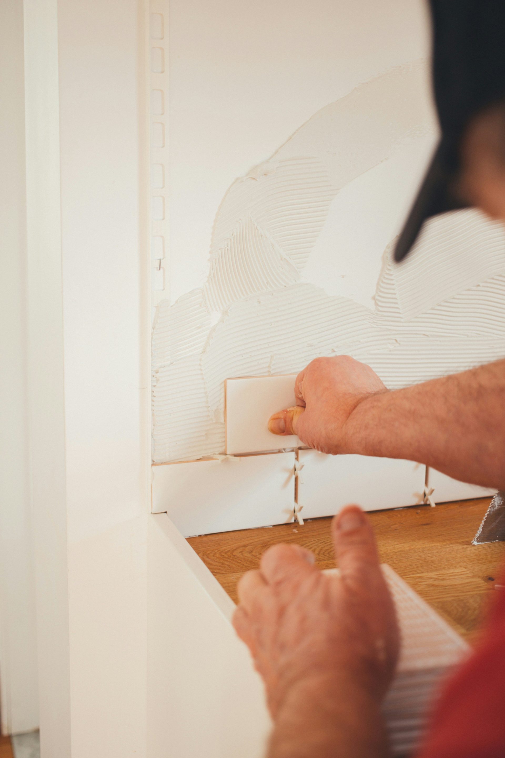 Person, die sich gegen eine weiße Wand drückt